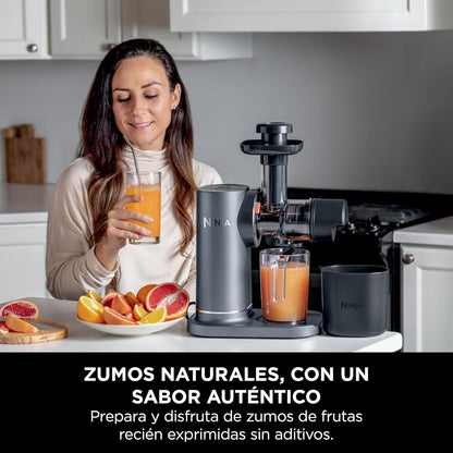 Ninja Licuadora de prensado en frío con jarra de 700 ml y recipiente para pulpa de 1,1 l para zumos y bebidas saludables, compacto, partes desmontables aptas para lavavajillas, gris, JC151EU